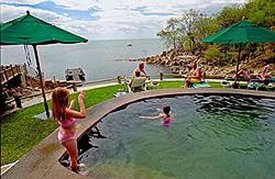 Россияне стали покупать за границей отели и автозаправки