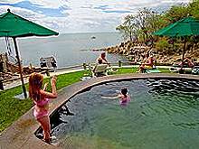 Россияне стали покупать за границей отели и автозаправки