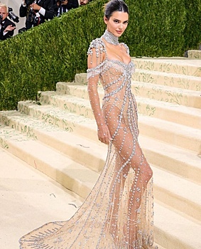 Самые красивые наряды звезд на Met Gala 2021