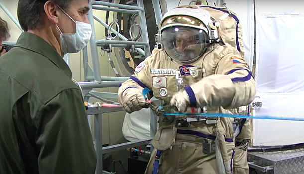 На видео показали тренировки российского космонавта в 100-кг скафандре для высадки на Луну