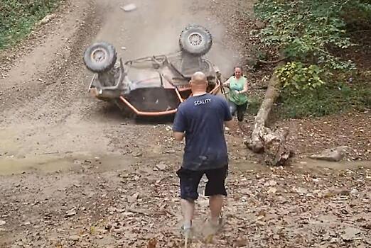 Экстремал на багги не смог заехать на холм и разогнал зевак - видео
