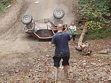 Экстремал на багги не смог заехать на холм и разогнал зевак - видео