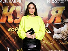 Водонаева пришла на премьеру нового сезона «Кухни» в латексной юбке с кружевом, а Волкова — в кожаных шортах