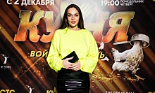 Водонаева пришла на премьеру нового сезона «Кухни» в латексной юбке с кружевом, а Волкова — в кожаных шортах