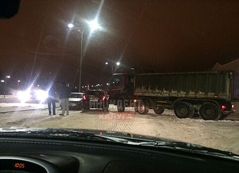 Самосвал смял две легковушки на Правобережье