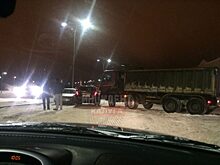 Самосвал смял две легковушки на Правобережье