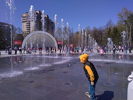 В Новосибирске включили светомузыкальный фонтан в Центральном парке
