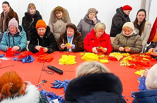Участники «Московского долголетия» смастерили почти десять тысяч снежинок за полчаса