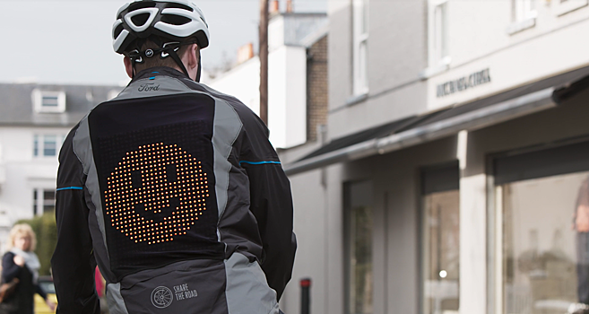 Для велосипедистов создали куртку с экраном