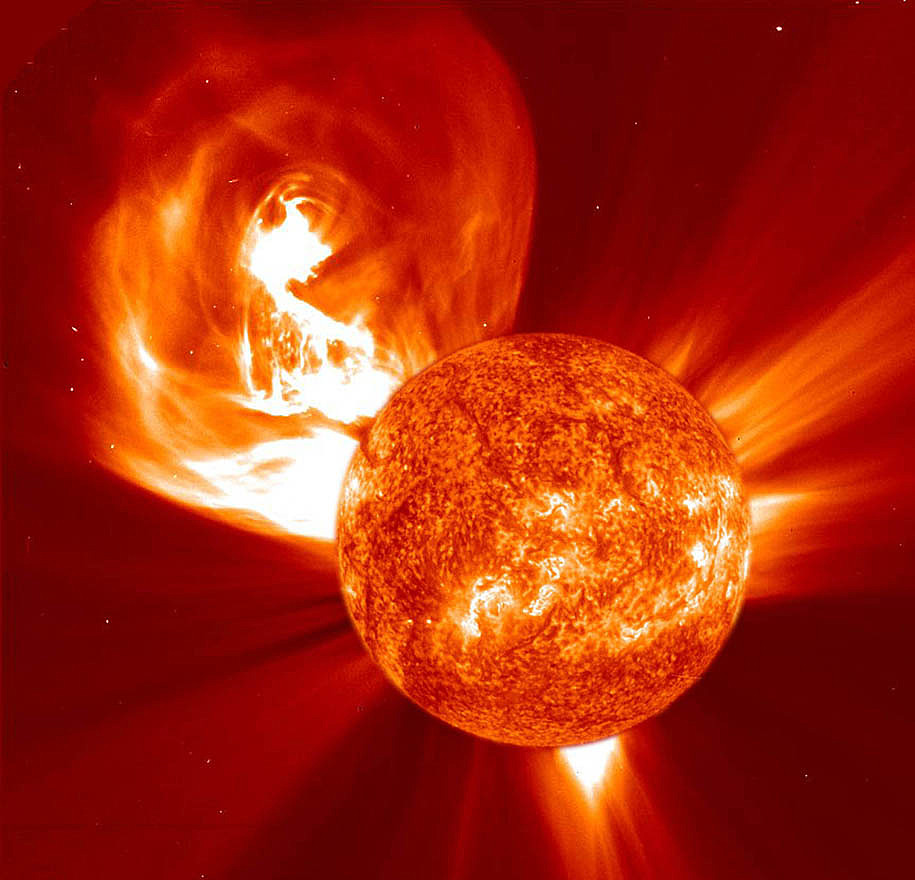 Удачное расположение космических зондов позволило зафиксировать невероятный выброс корональной массы на Солнце