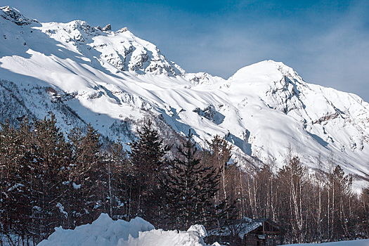 В трех регионах Северного Кавказа в горах сошли лавины