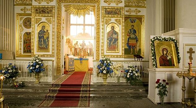Почему католики могут заходить в алтарь, а православные- нет
