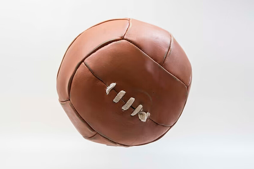  Uruguay 1930 — T-model второй мяч финальной встречи сборных Уругвая и Аргентины. После замены спортивного снаряда уругвайцы забили соперникам три гола и стали чемпионами мира