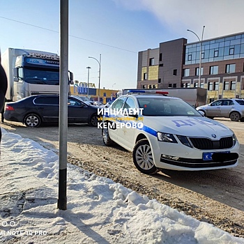 Фура протаранила иномарку на кемеровском проспекте: образовалась пробка