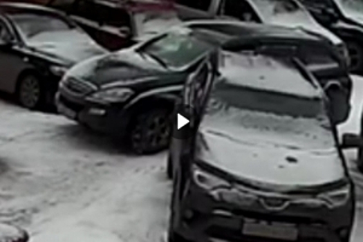 Омский чиновник, расцарапавший ключом машину соседа, попал на видео