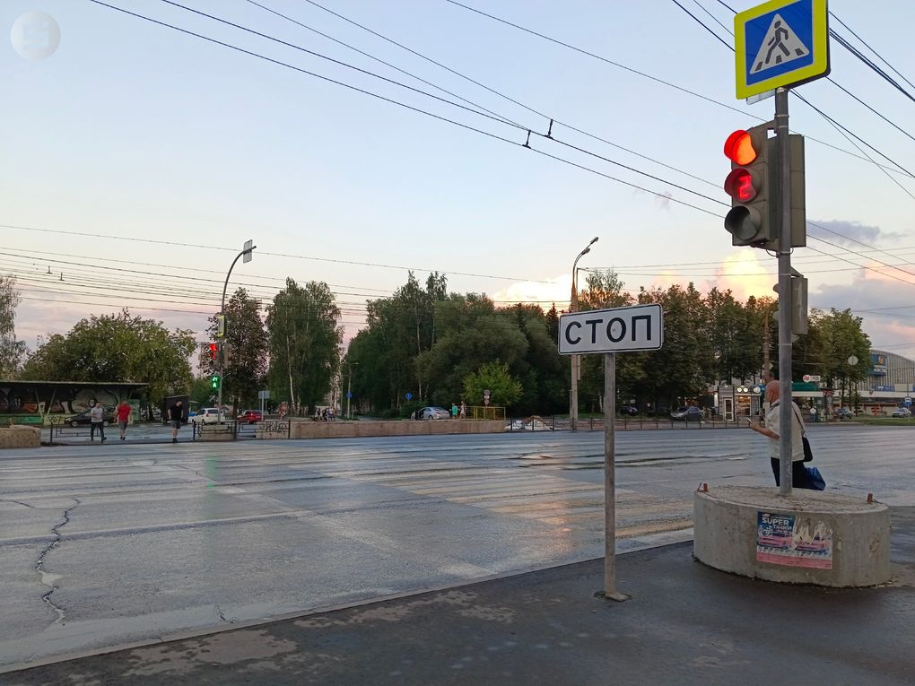 Ижевчане сообщили о провале на дороге около УдГУ