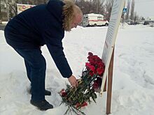 Жители Орска несут цветы и свечи к стихийным мемориалам в память о жертвах авиакатастрофы