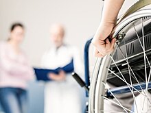В Госдуме предложили разрешить детям-инвалидам посещать врача без очереди