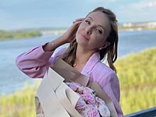 «Волшебный образ»: Навка в нежно-розовом костюме и белых лодочках предстала у собора