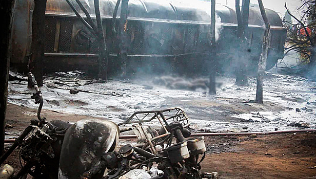 Число погибших при аварии с бензовозом в Танзании возросло до 68