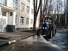 Жилищник района Зюзино провел плановую промывку дорог