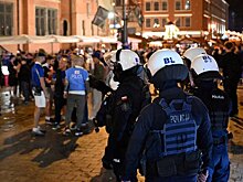 28 человек арестованы из-за драки в центре Вроцлава перед финалом ЛК. Фанаты «Челси» и «Бетиса» бросались стульями и другими предметами, полиция применила слезоточивый газ