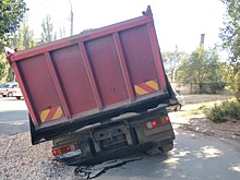 В Волгограде под грузовиком провалилась дорога