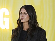 Модель Кайя Гербер снялась в прозрачном топе без бюстагльтера