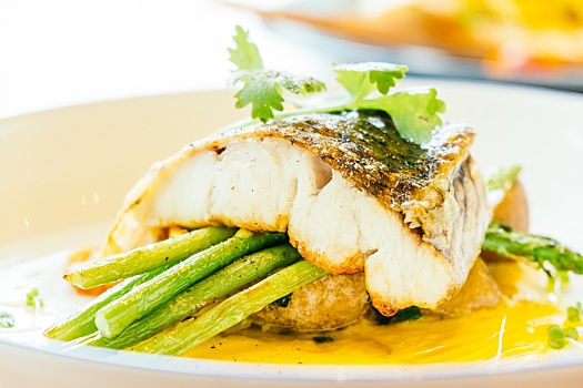 Минтай под шубой: как приготовить сочную рыбу под нежным соусом