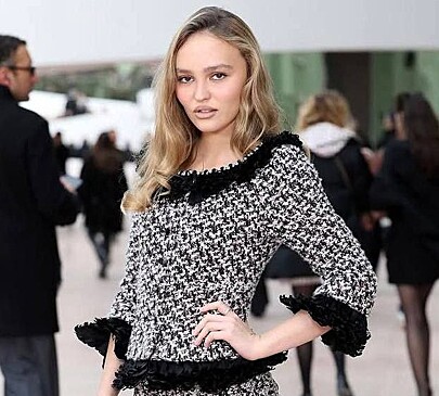 Лили-Роуз Депп появилась на парижском показе Chanel Haute Couture