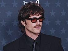 Джейкоб Элорди стал выходить в свет в женской одежде