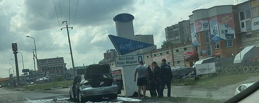 Под Новосибирском на дороге загорелся и взорвался автомобиль «Мазда»