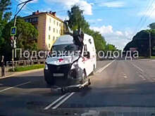 В Самаре на видео попало, как курьер перевернулся в воздухе от удара скорой