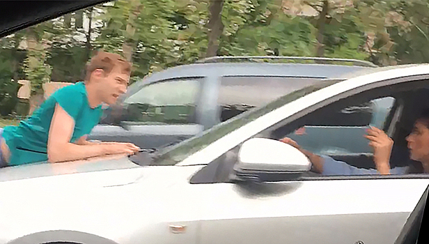 В Петербурге девушка полтора километра невозмутимо везла поклонника на капоте машины. Видео