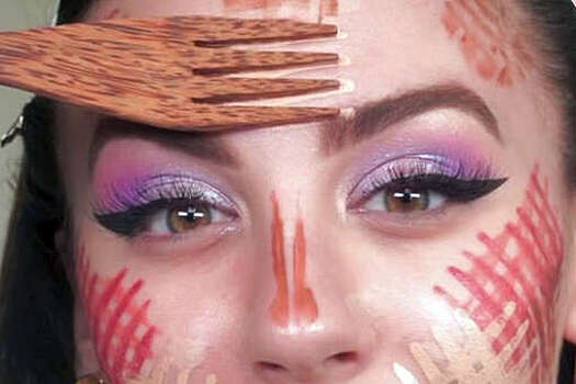 В соцсетях набирает популярность нанесение макияжа вилкой