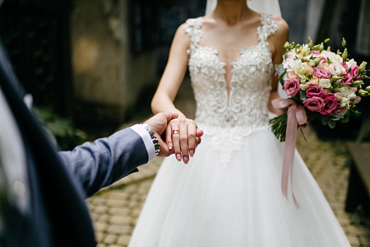 Невеста отказалась надевать фамильное платье на свадьбу и поссорилась с семьей жениха