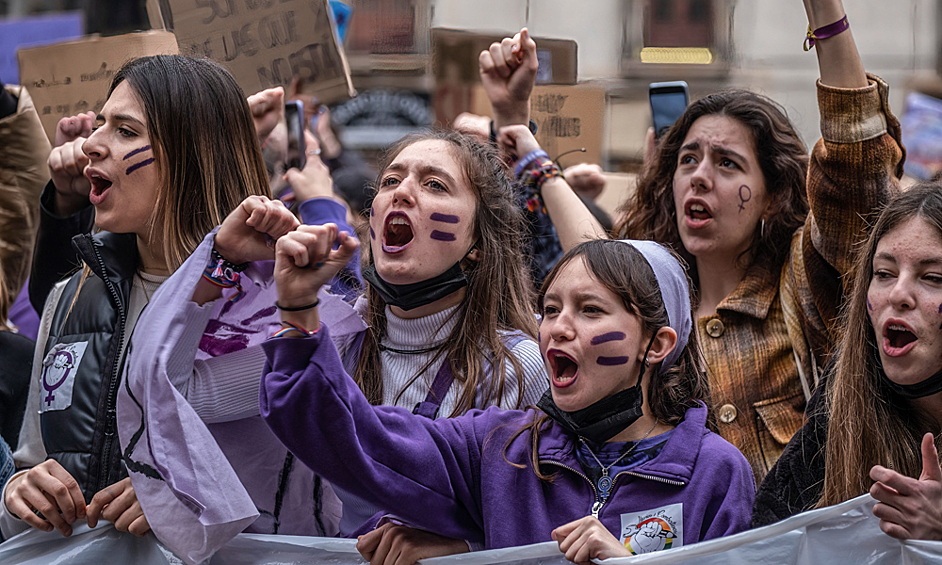Студентки на акции протеста в Барселоне, 8 марта 2022 года