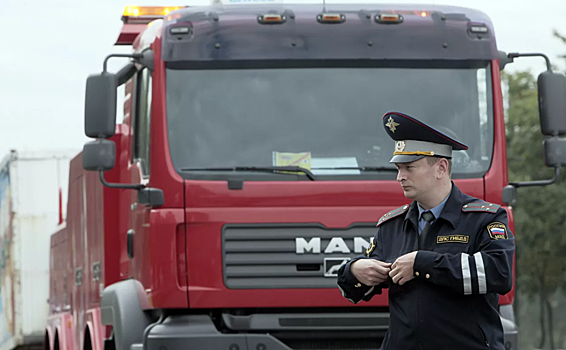 Столб упал на грузовик в Москве