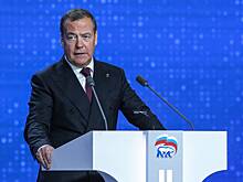 Медведев назвал мерзавцами известных релокантов