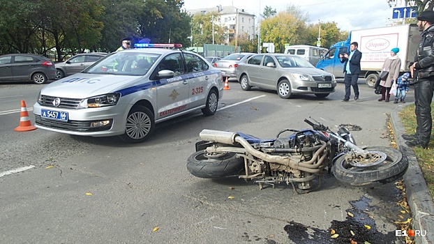 Ехавший по встречке мотоциклист протаранил Skoda на Степана Разина