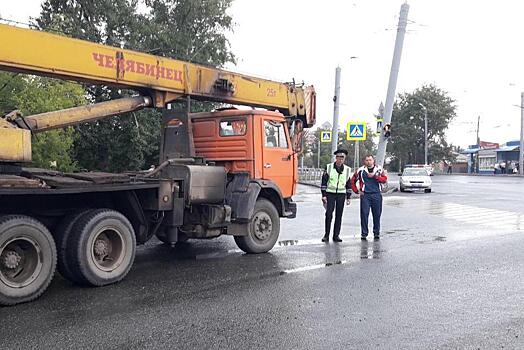 В Челябинске автокран сбил пешехода