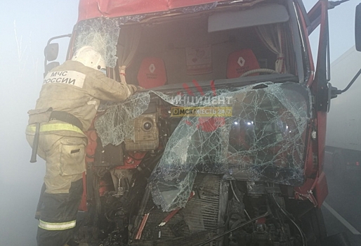 В Омской области столкнулись автобус и три грузовика