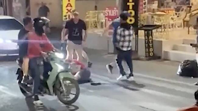 Туристы из разных стран устроили драку у бара в Таиланде и попали на видео