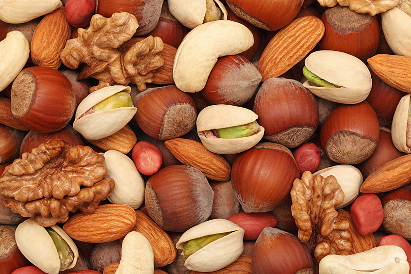 В орехах и семечках содержатся омега-3, селен и витамин Е, которые крайне положительно влияют на работу мозга. 