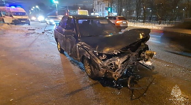 21-летняя калужанка попала под колеса легковушки на тротуаре