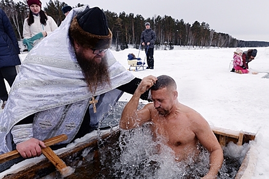 Россиянин окунулся в прорубь на Крещение и сломал шею