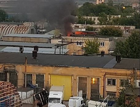 Пожар вспыхнул на нижегородской автобазе
