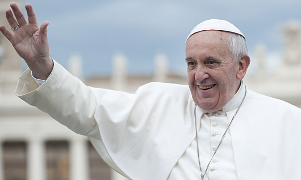 Папа Римский покатал детей беженцев на своем папамобиле