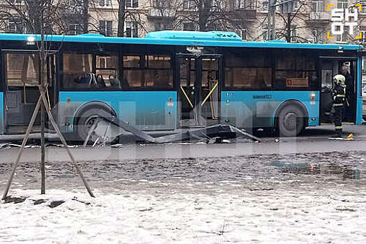 В Петербурге автобус влетел в остановку с людьми