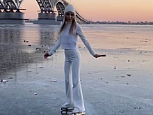 Молодая саратовчанка ради видеоролика покаталась на коньках на тонком льду у моста